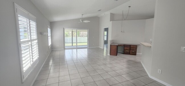 Building Photo - BEAUTIFUL 2/2 IN CATALINA OAKS- VERO BEACH