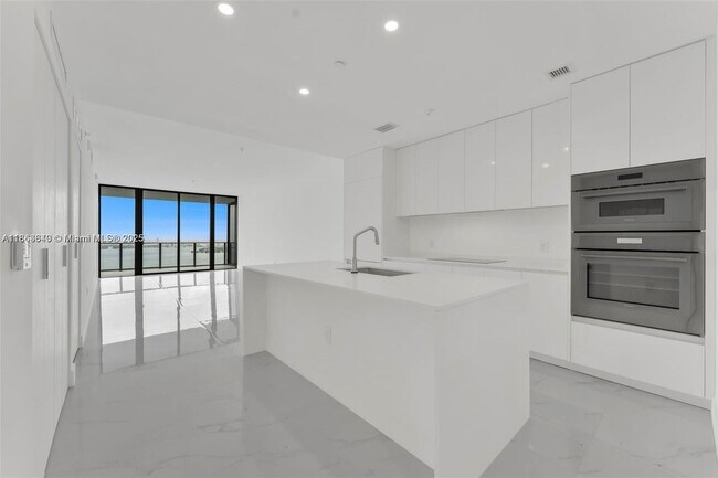 Photo - 700 NE 24th St Unidad 4806