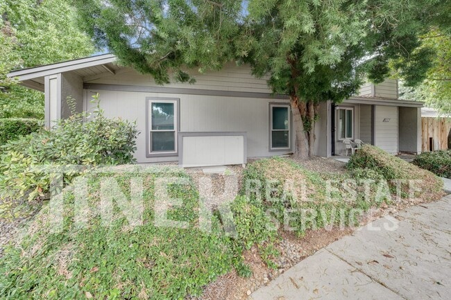 Building Photo - 324 Bridge Pl