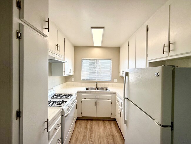 1 Bedroom. Brand new flooring and paint! - 1 Bedroom. Brand new flooring and paint! Apartamento Unidad #06