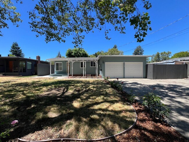 3 Bedroom 1 bath in Novato!!! Huge yard an... - 3 Bedroom 1 bath in Novato!!! Huge yard an... House