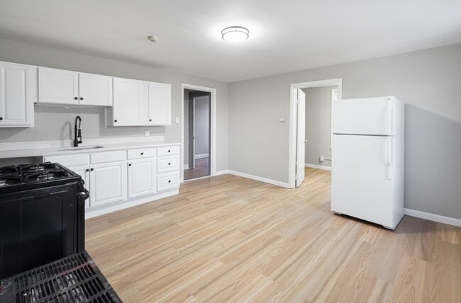 Photo - 168 Lunenburg St Unit 3R