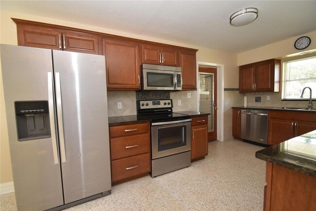 6611 Colonial Dr