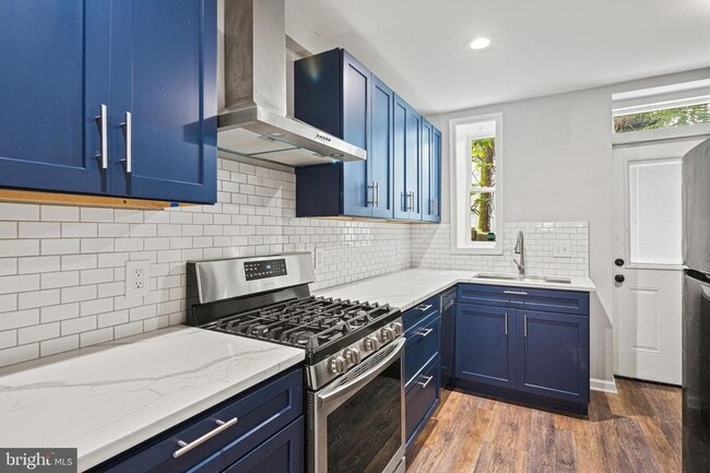 Building Photo - Gorgeous Large 3 Bedroom 3 Bathroom Rental in Hollins Market