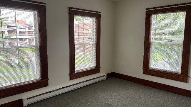 Building Photo - 261 Main St Rental
