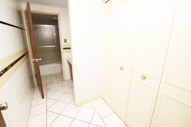 Photo - QUEENSBURY APARTMENTS -- 062