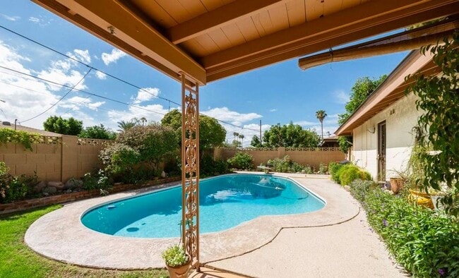 Building Photo - 5 Bedroom/2 Bath Home in amazing ASU Neighborhood