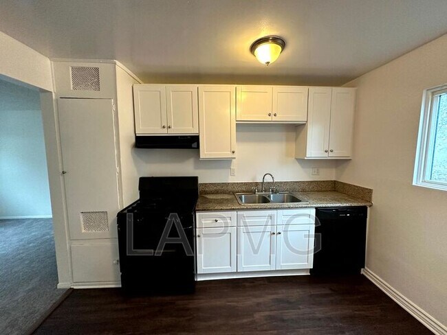 Photo - 169 W 42nd St