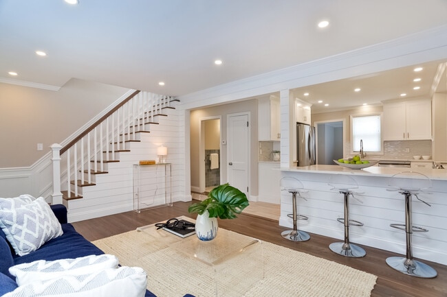 Photo - 1748 Stratfield Rd