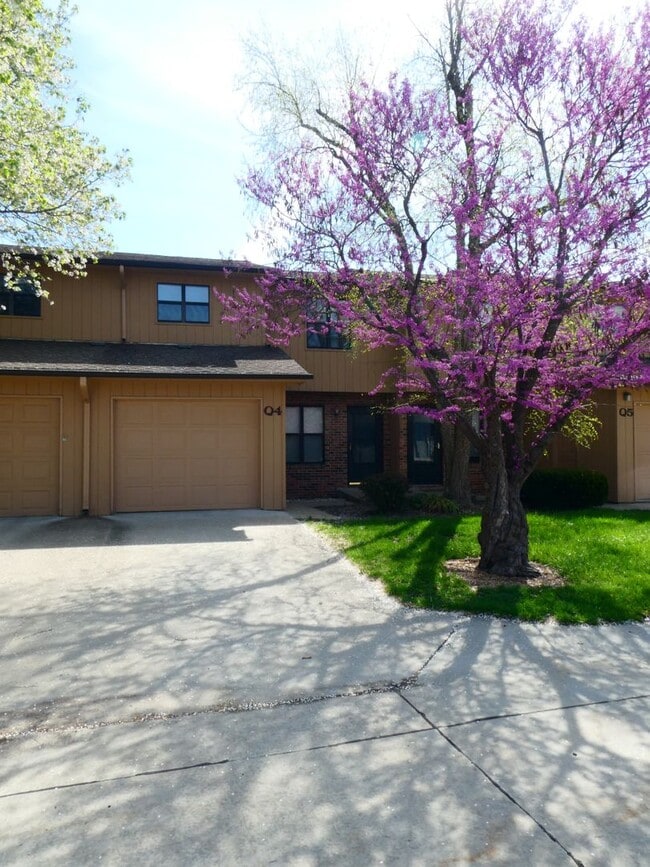 Building Photo - 3 Bedroom 2.5 Bath- Off Broadway Condominiums