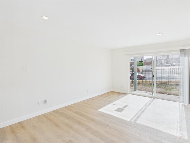 Photo - 2124 Burton Dr Unit 105