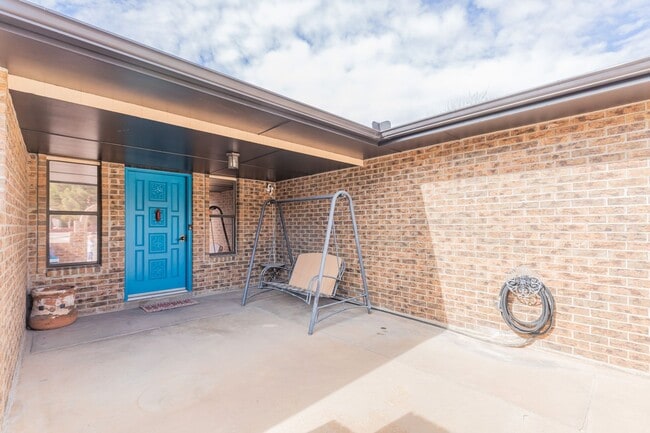 Photo - Charming 3 Bedroom 2 Bathroom - Spacious & Fenced Backyard