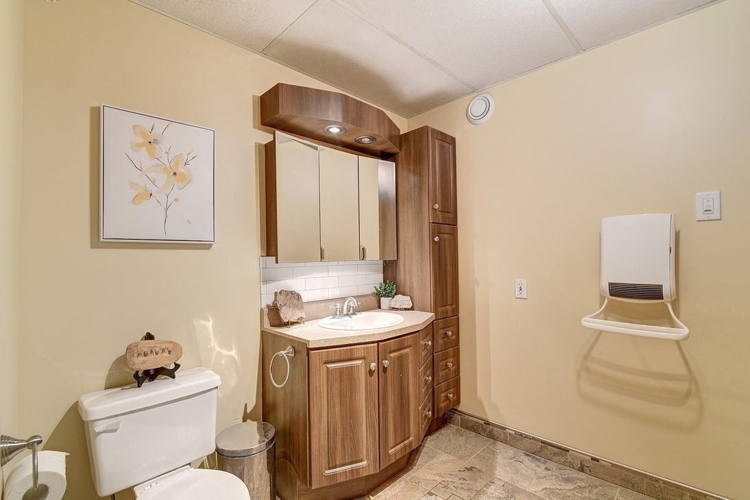 Photo - 7731 Broadway