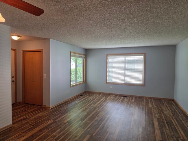 Living Room - 804 Ivy Ridge Ln