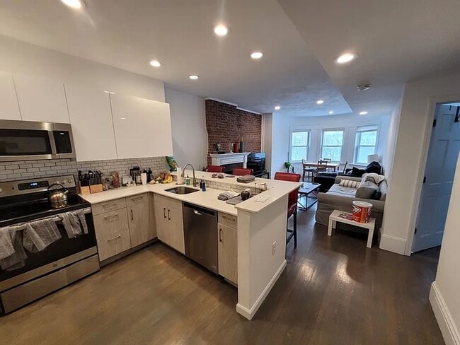 Building Photo - NO BROKER FEE! Coolidge Corner 3 bed/2 bath with central air, laundry, recessed lighting