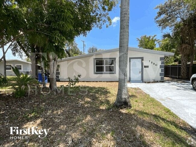 Building Photo - 1290 SW 28th Ave Rental