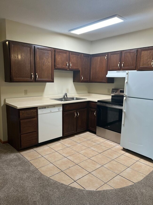 Building Photo - Tudor 3205 Unit 2