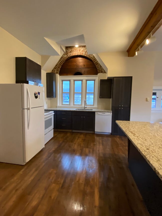 904 W 4th St Unit 1