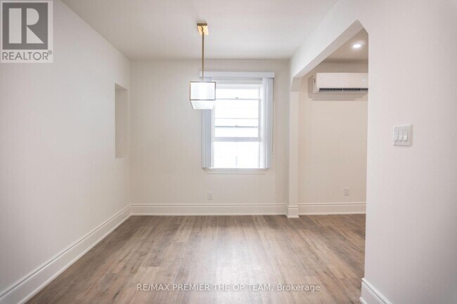 Photo - 148 Martin Grove Rd Unité Upper