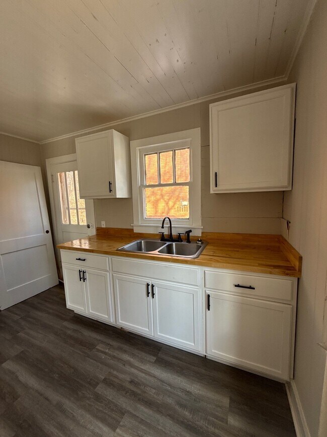 Photo - 144 Midland St