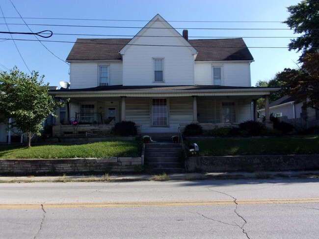 Building Photo - 2 bed, 1.5 bath duplex located in the hear... Rental