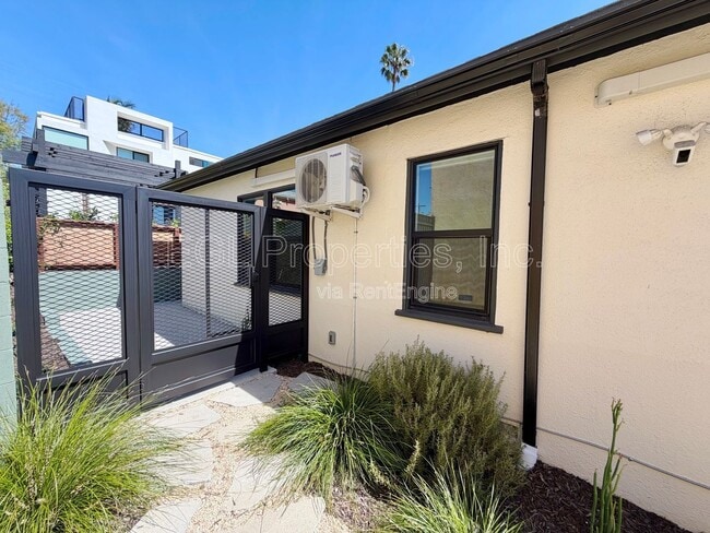 Photo - 4239 1/2 West 64th Street Unidad 4239 1/2