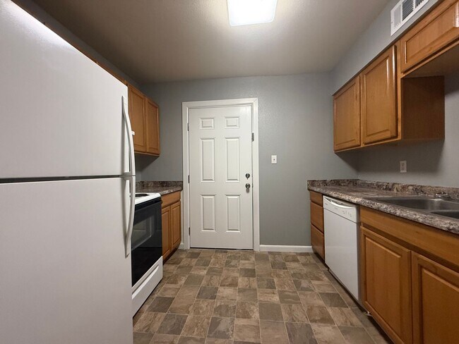 Photo - Downstairs unit close to TMH avail NOW!!! Unit 1825-2