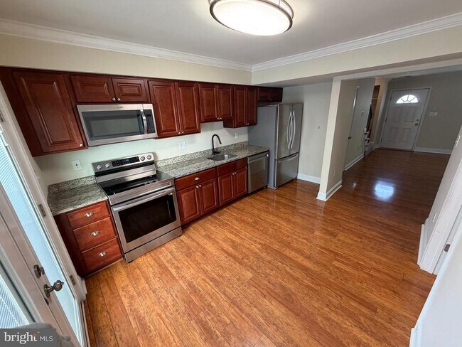 Photo - 534 Lancaster Pl