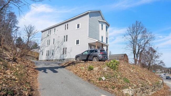 Building Photo - 1442 Main St Unit 2