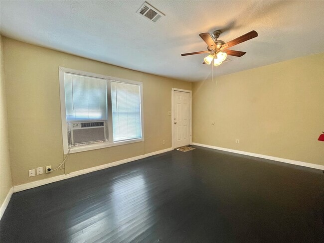 Photo - 611 N Avenue D