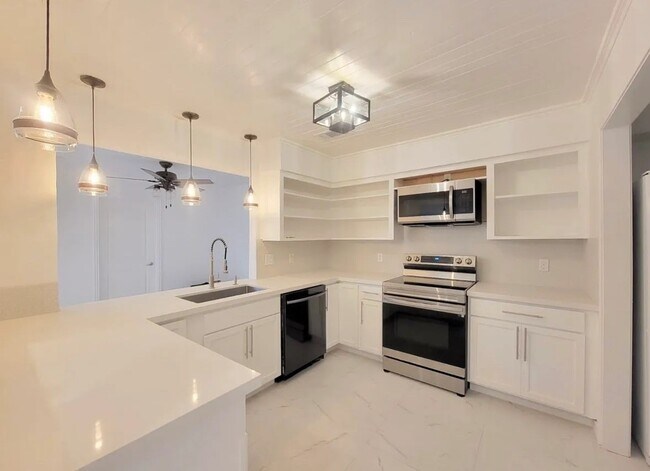 Photo - 1808 Saxony Ln