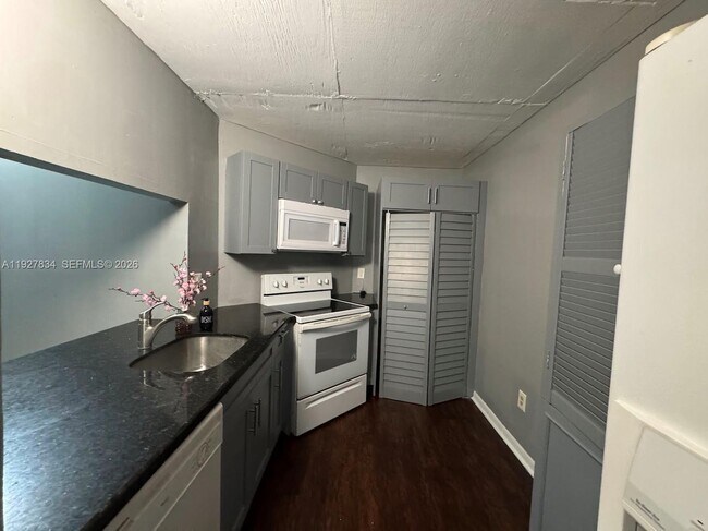 Building Photo - 855 NE 209th St Unit 102-34