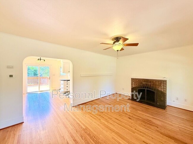Photo - 209 W 35th St