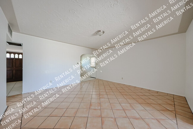 2114 West Myrtle Ave