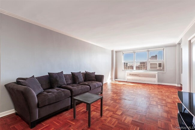 Building Photo - 3935 Blackstone Ave Unit 7D