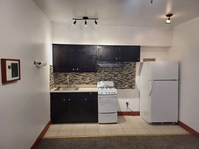 Building Photo - 1622 Bainbridge St Unit 3F