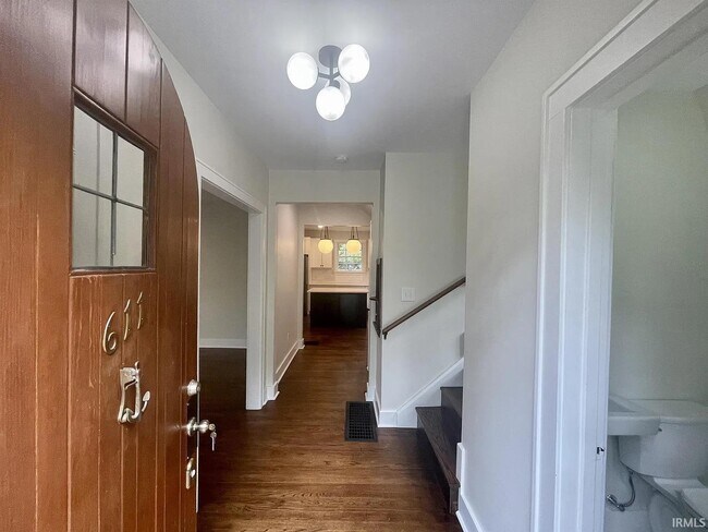 Photo - 611 S Eagleson Ave