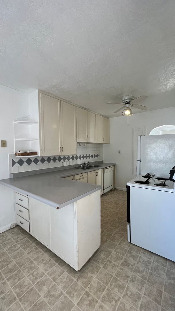 Building Photo - 2804 Van Buren Ave Unit 2806 Van Buren Ave