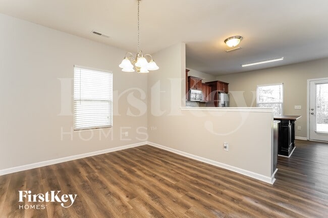 Photo - 409 Soaring St