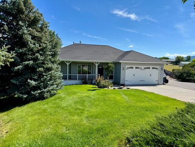 Building Photo - Spacious and Private 5-Bedroom Home for Re...