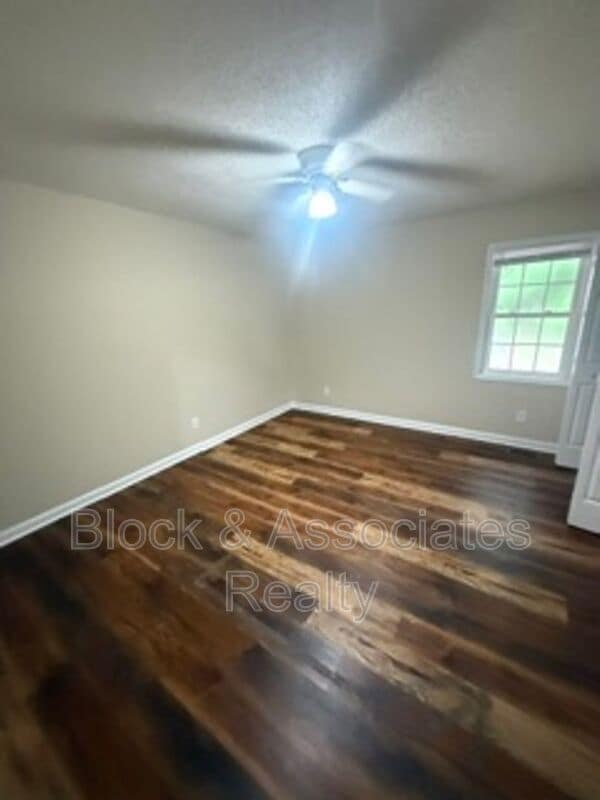 Photo - 724 Breeze Hill Rd