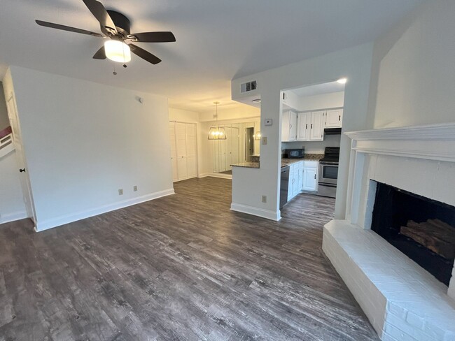 2 bed, 1.5 bath Townhouse on E Bayou Parkway! - 2 bed, 1.5 bath Townhouse on E Bayou Parkway!