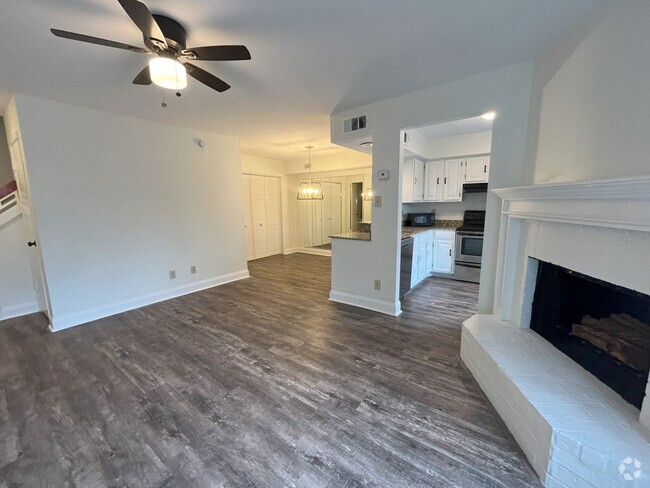 Building Photo - 2 bed, 1.5 bath Townhouse on E Bayou Parkway!