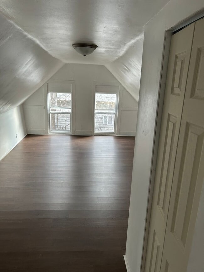 Building Photo - 230 E Chestnut St Unit 3