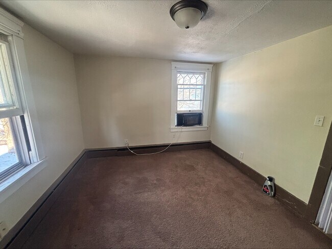 Photo - 331 Laird Ave NE