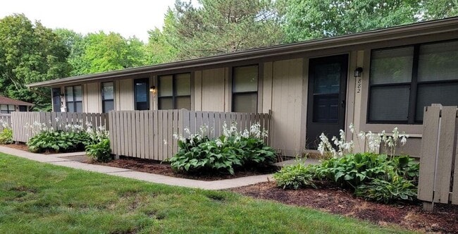 Building Photo - 223 Cedar Gate Ct Unit 223