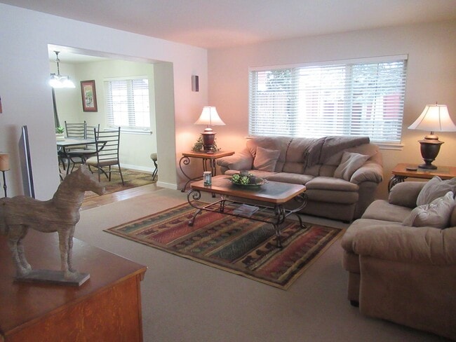 Photo - 2 Bed 2.5 Bath Furnished River Lakes Townhouse!