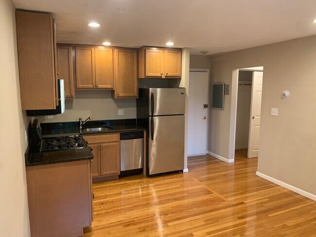 Building Photo - 354 Market St Unit 12 Rental