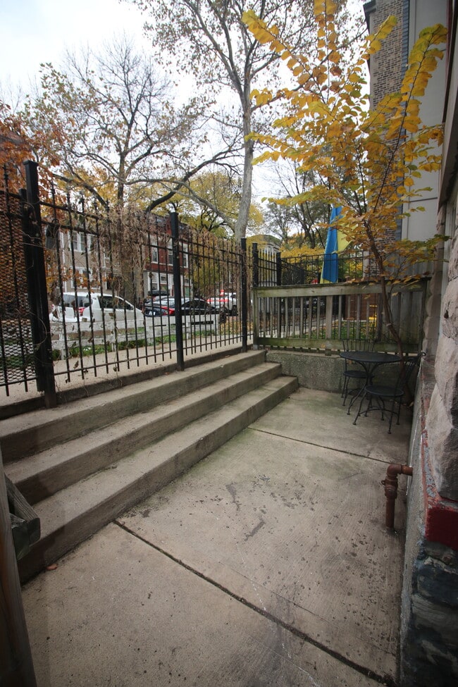 Patio delantero - 1408 N Maplewood Ave Unidad GDN