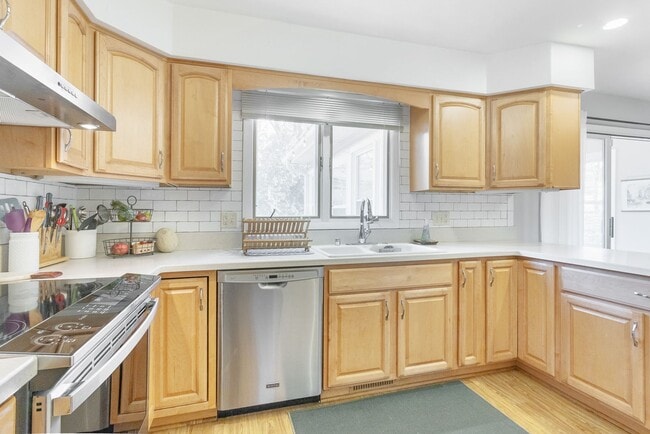 Photo - Fully Furnished 5 Bedroom 2.5 Bathroom in Madison, WI
